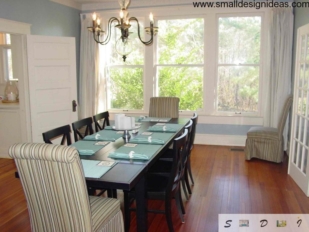 Much light and a chandelier in addition make the dining room extrabright