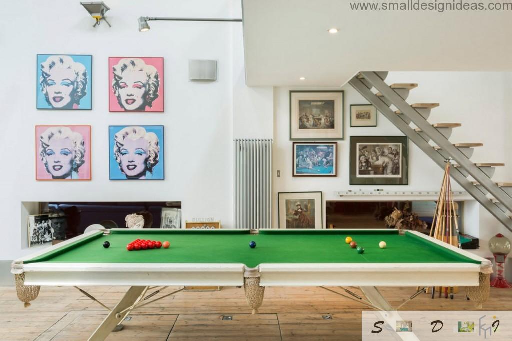 Beautiful pictures and reproductions in the low-floor living room