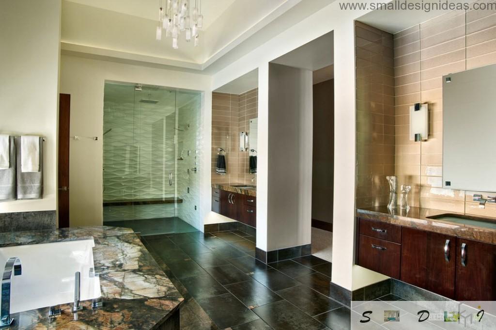 Columns and marble flooring in the spacious bathroom design