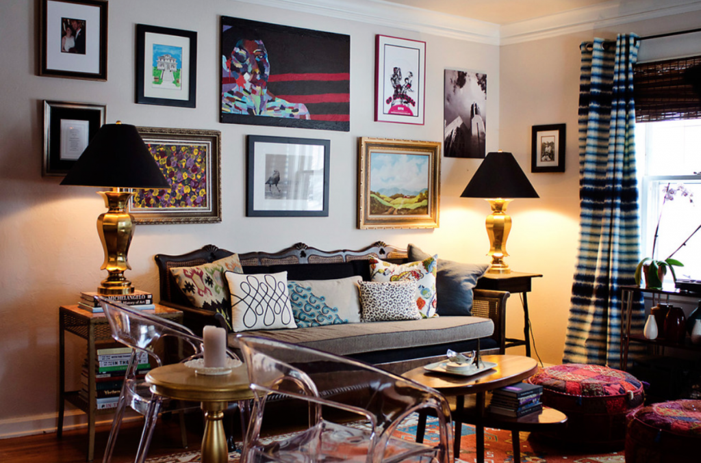 Eclectic design full of cushions, pictures and other elements of the savor