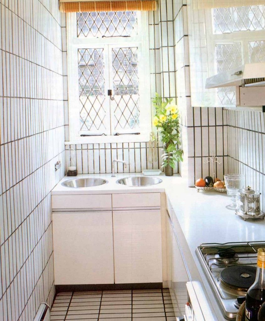 Galley kitchen with two sinks and a hob on the fultifunctional countertop