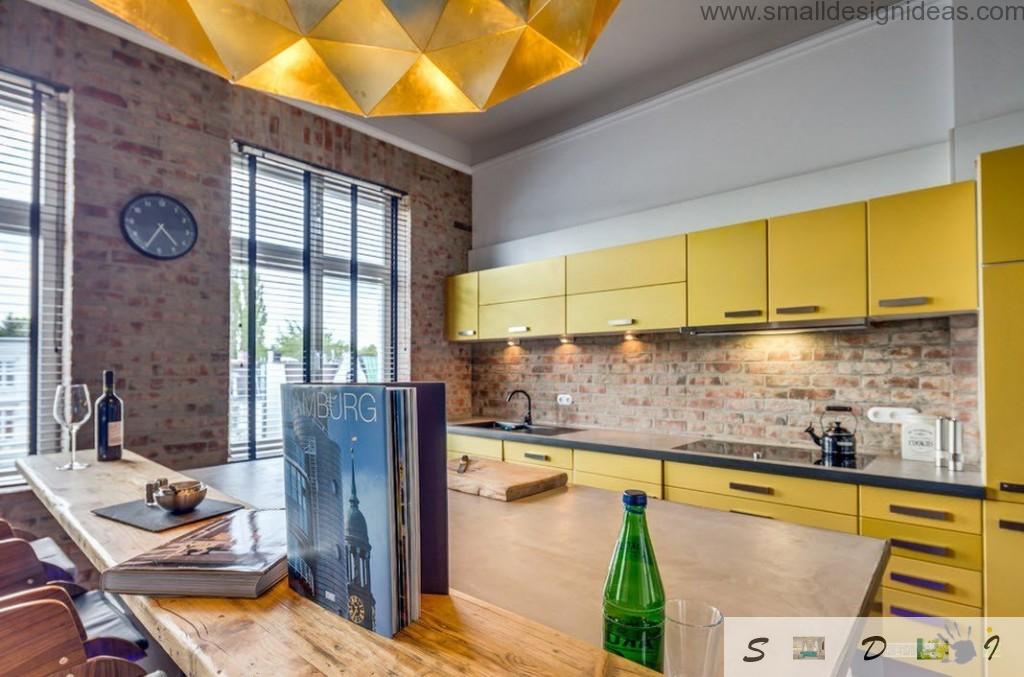 Gold and yellow colors in the kitchen decoration unconsciously made it feel rich and chic