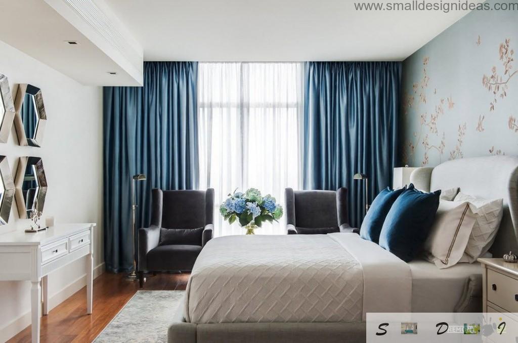 Deep blue curtains to create the accent in the bedroom