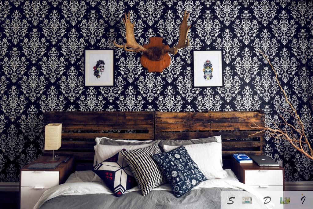 Unusual wall decoration and arrangement with dark wallpaper and antlers