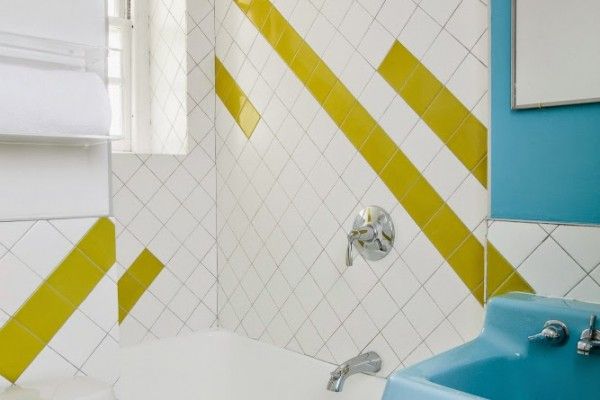 Good design idea of lines painted on the wall surface in the bath
