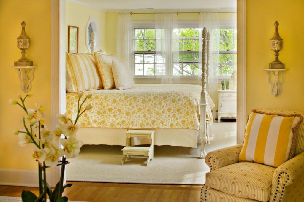Tasty yellow decoration in the boudoir