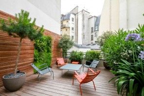 Plant Terrace Landscape Decoration Methods. Wood and plants mix in the Paris-sity