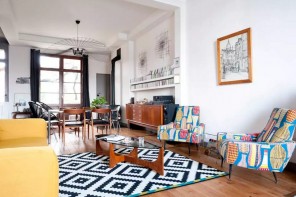 Fusion Interior Design Style. Checkered pattern of the carpet in the spacious living room