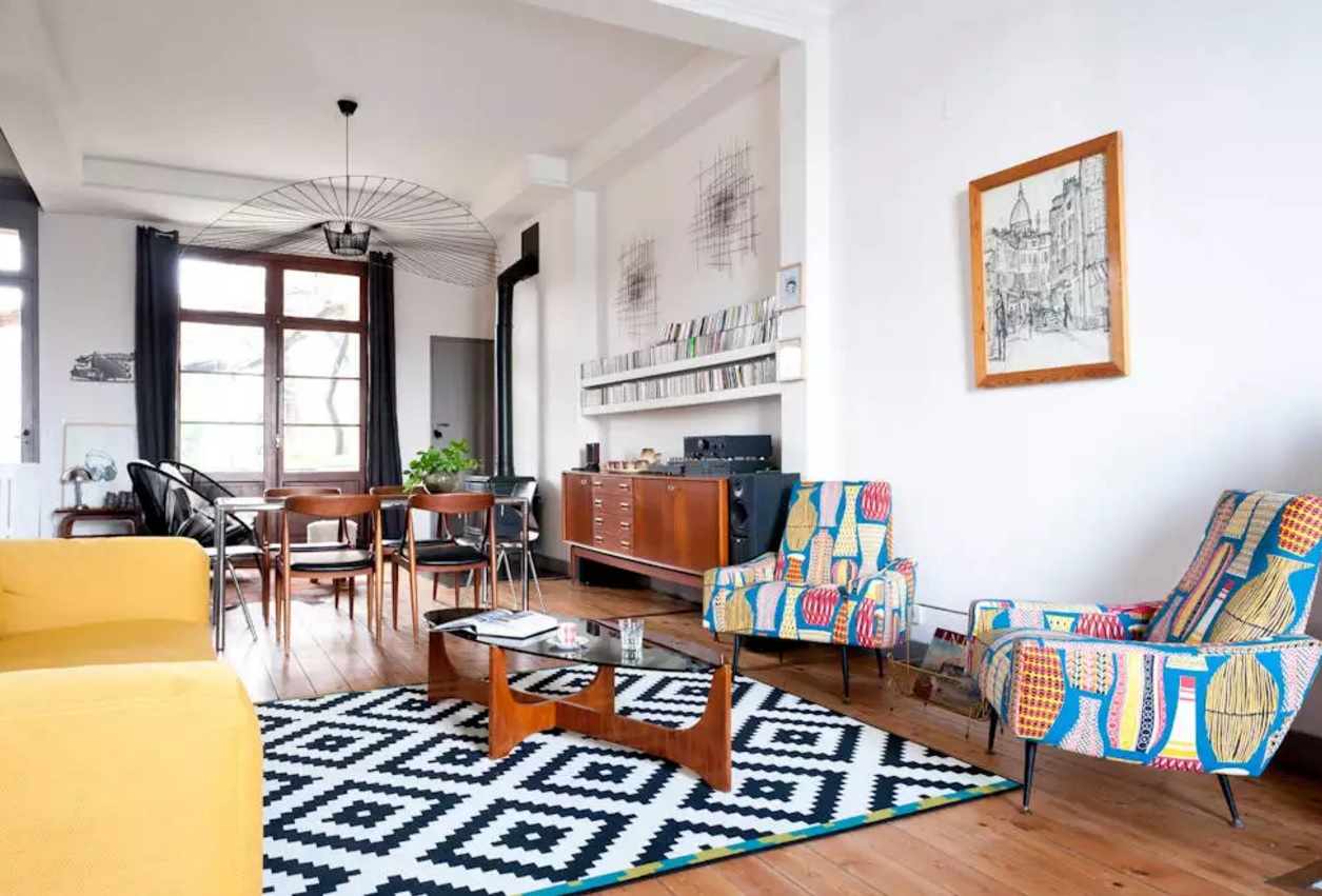 Fusion Interior Design Style. Checkered pattern of the carpet in the spacious living room