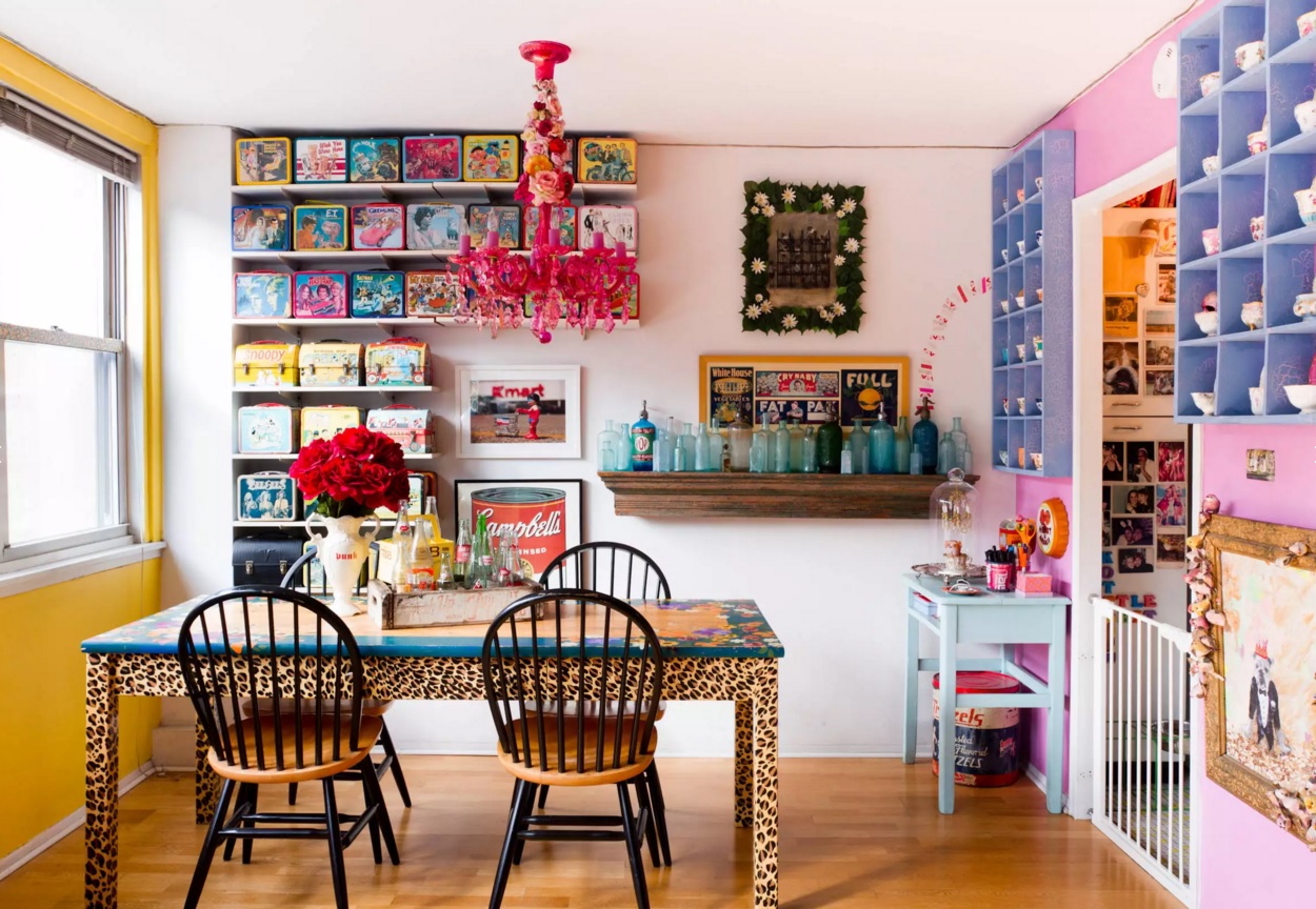 Gorgeous Example of the Fusion style in the tight dining room