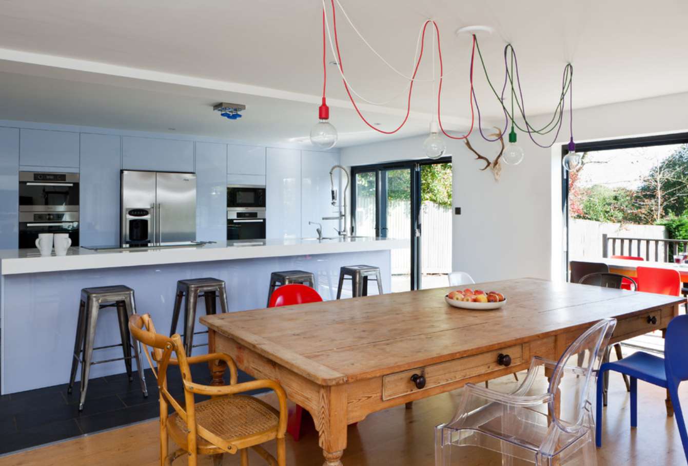 Ahşap-tasarım-mutfak-masası-dekorasyonları-buz-mavisi-mutfak-dolabı-modelleri