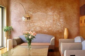 Decorative Venetian Stucco: Applying Technique, Interior Photos. Classic atmosphere in the brightly decorated living room