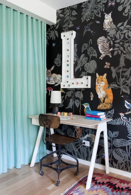 Painted dark wallpaper for the kids' room looks very prganic and relevant