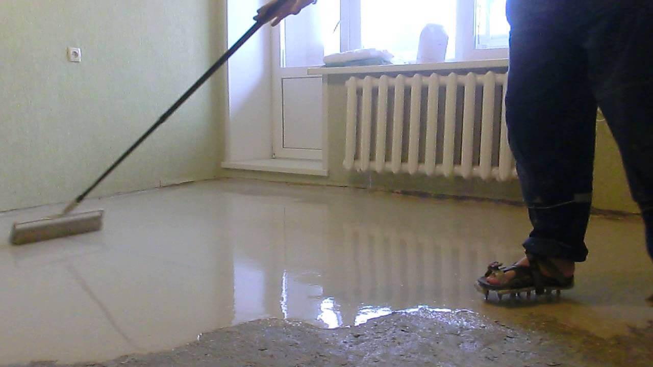 Process of pouring the self-leveling floor on the base