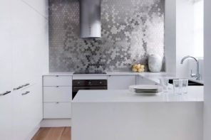 Metal Backsplash as Stylish Design Idea for Kitchen Interior. Absolutely white scandy design is too cool