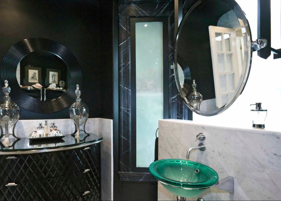 Black and white spectacular combination in the bathroom