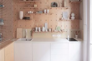 100+ Best Original Kitchen Design Ideas with Photos. Succesfull space-saving method with universal wooden shelves at the wall