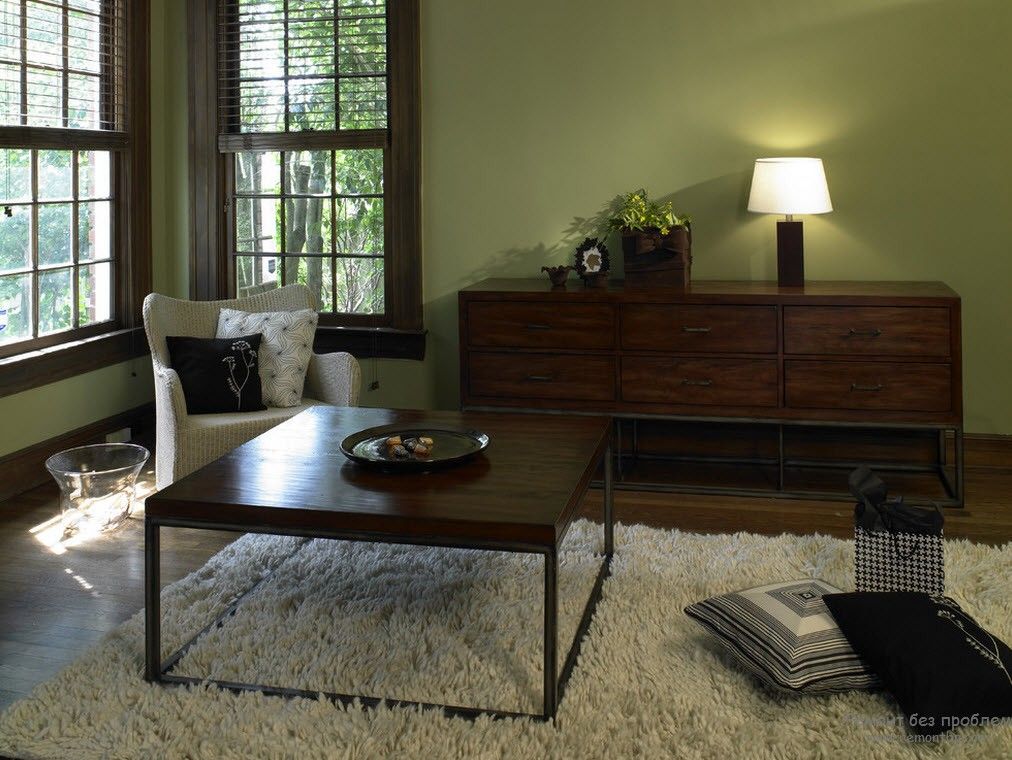 Стол в металлическом каркасе на пушистом ковре для современной маленькой гостиной