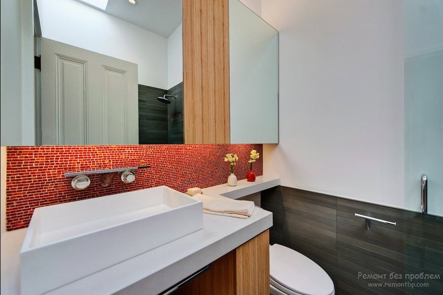Led lighting of the red mosaic backsplash in the bathroom with mirroring cabinets