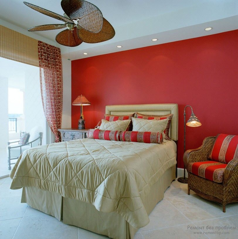 Accentual red bedroom in pastel colored bedroom 