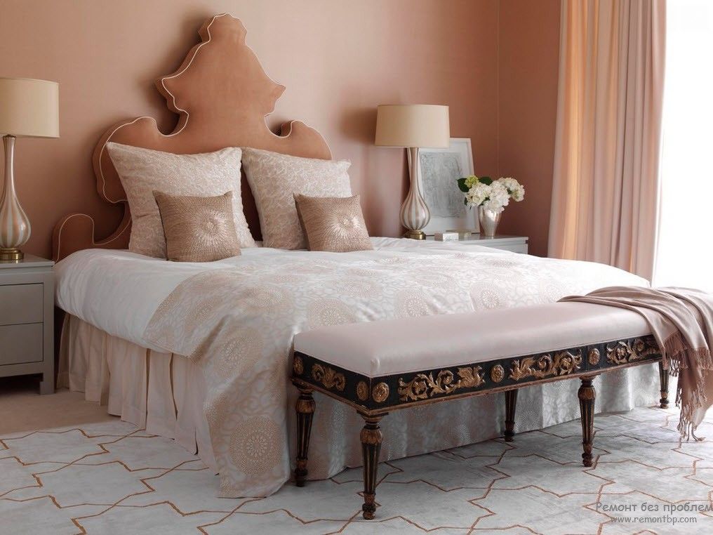 Warm and relaxing atmosphere in the Classic bedroom with the ottoman at the legboard