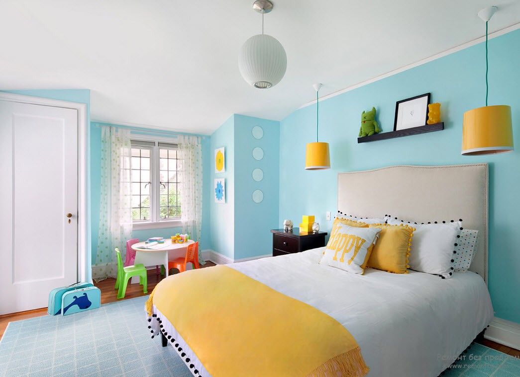 Nice yellow and blue color mixing in the bedroom