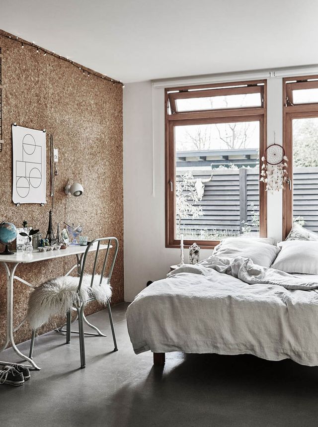 Cork Wallpaper Interior Finishing Advice & Photos. Brown accentual wall in front of the bed