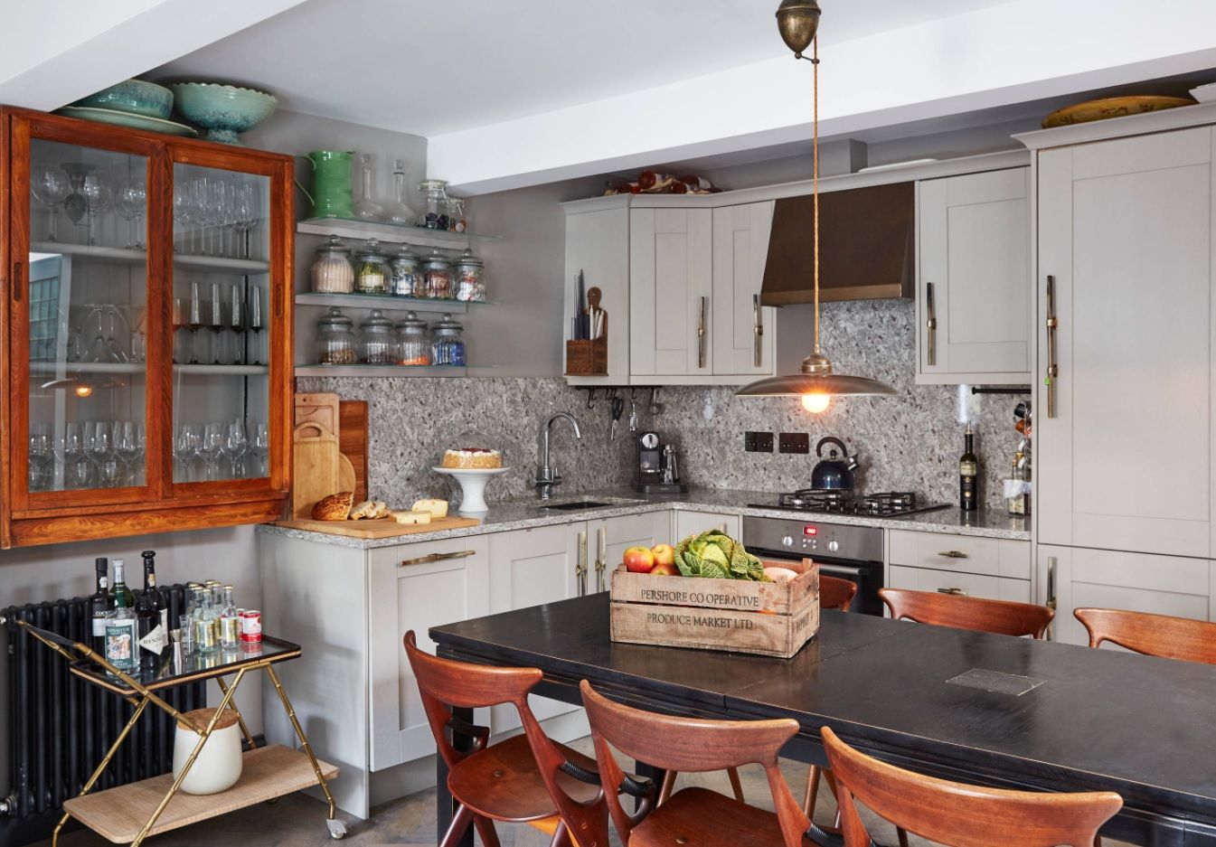 Bespoke Kitchen Interior Photos & Design Ideas. Rustic designed atmosphere with black table