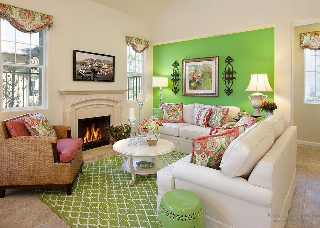 Spectacular malachite shade of green to emphasize the accent wall and some elements of the living room's interior