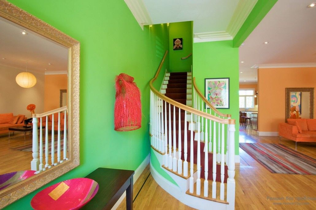 Neon green painted walls in the private house with wooden rounded stairway