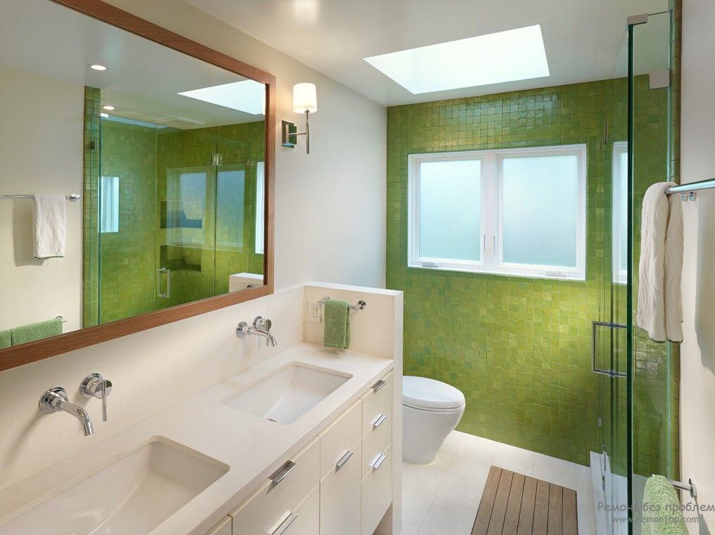 Green accent wall in the bathroom 