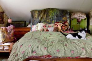 Creative and homey decorated bed with green color linen