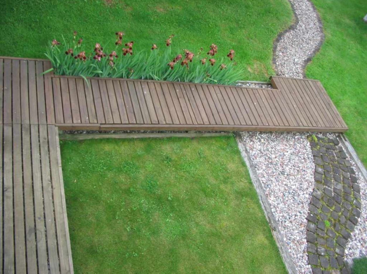 A whole path of reusable pallets for your backyard lawn