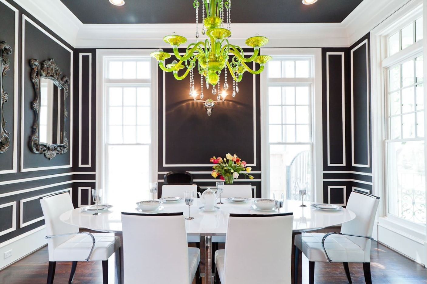 Dining room with black and white decoration contrast
