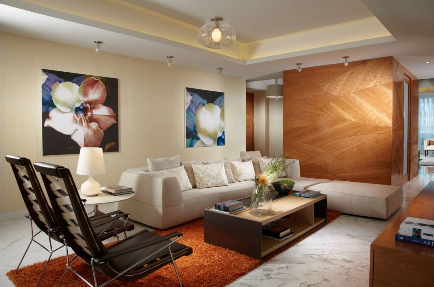 Laminated wooden accent wall and original form of coffee table for large living zone