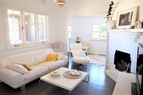 White color scheme for the sitting room with accentual dark glancing floor