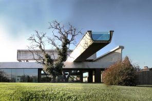 House with floating pool (Madrid, Spain)