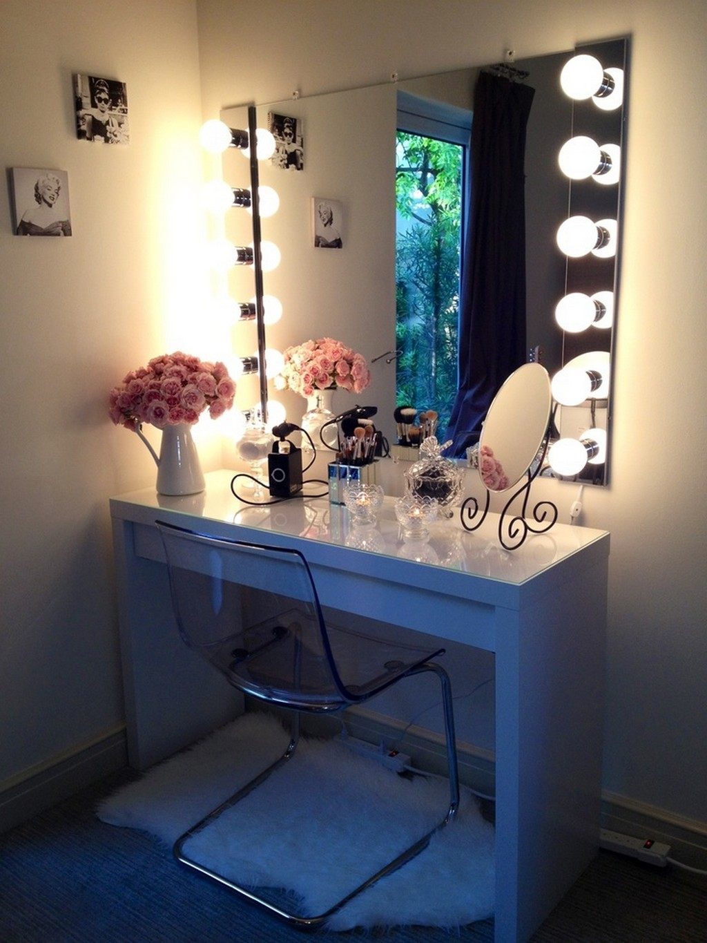 Dressing room style for bulb mirror lighting