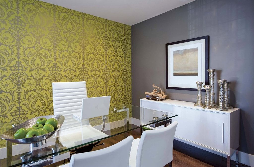 Contrasting wall decoration in the Classic oriental home office