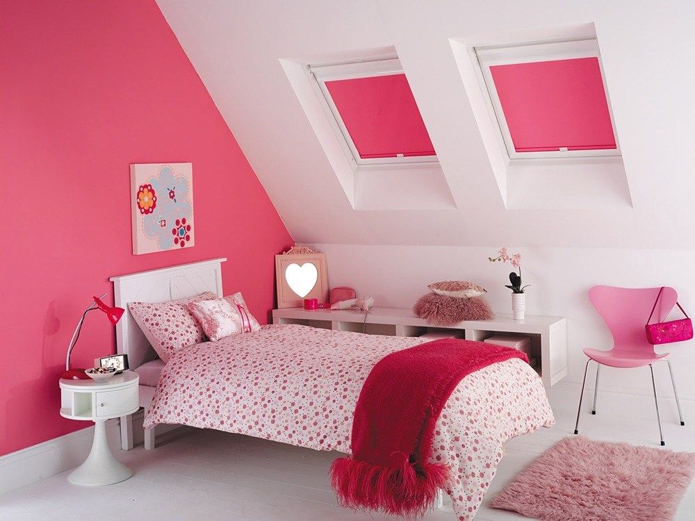 Pinky girls' bedroom idea with also pink pleated roller curtains