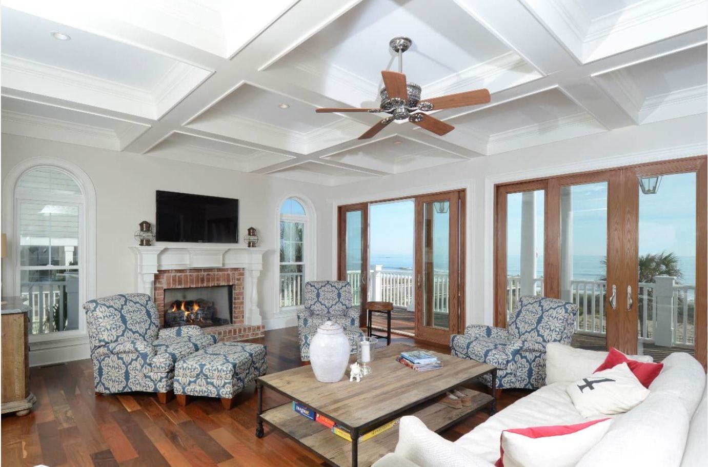 Grid ceiling made of exposed beams for white designed oceanside apartment