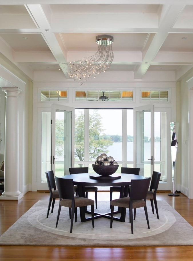 Classic designed dining room in white with black furniture