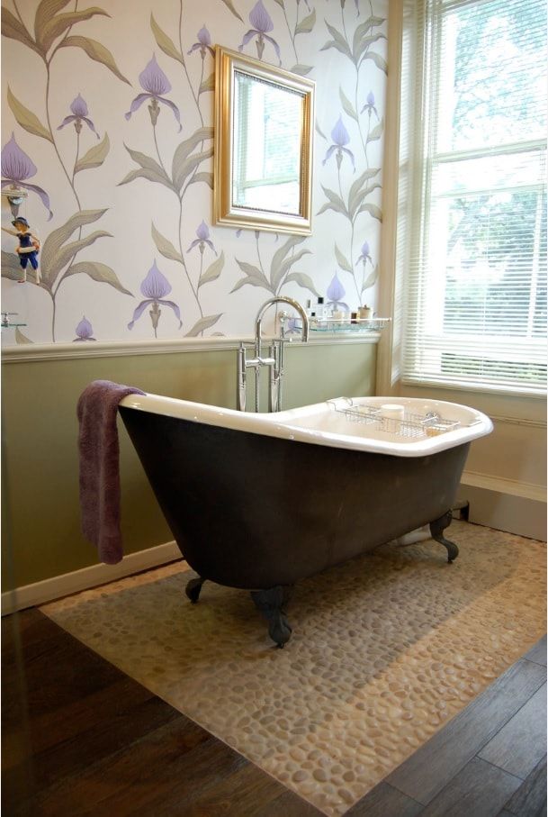 Classic bathtub with black side for eco designed bathroom
