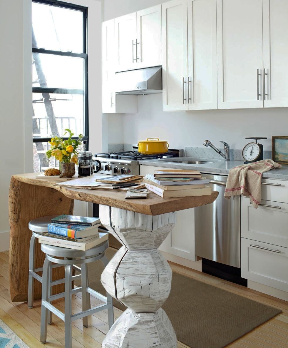 300 Square Feet Kitchen-Living Room Design Ideas with Photos. Необычный деревянный стол с грубой обработкой