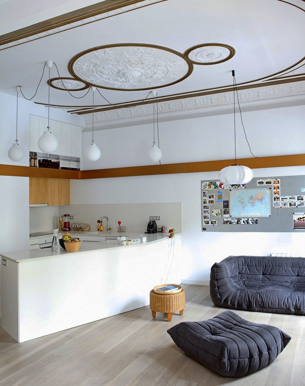 300 Square Feet Kitchen-Living Room Design Ideas with Photos. Классика и дизайн середины века в белом оформленном пространстве