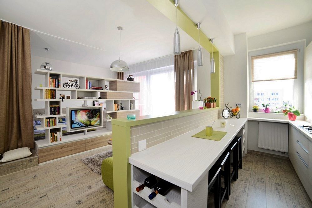 300 Square Feet Kitchen-Living Room Design Ideas with Photos. Зеленая фальш-перегородка между зонами готовки и гостиной