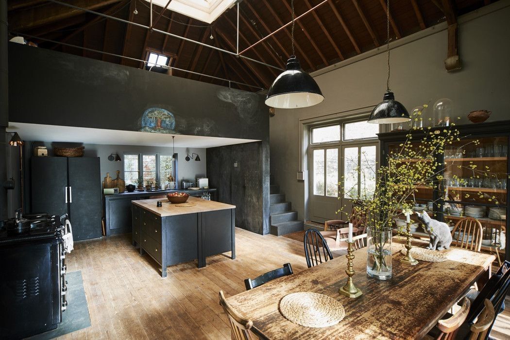 300 Square Feet Kitchen-Living Room Design Ideas with Photos. Открытое пространство лофта со вторым уровнем и большим островом на кухне
