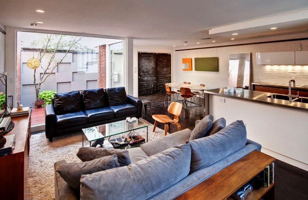 300 Square Feet Kitchen-Living Room Design Ideas with Photos. Великолепный пример современного дизайна с большим количеством мягкой мебели и зоной для приготовления пищи у дальней стены