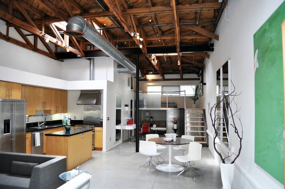 300 Square Feet Kitchen-Living Room Design Ideas with Photos. Захватывающий дизайн квартиры в стиле лофт со всеми функциональными зонами в белом цвете