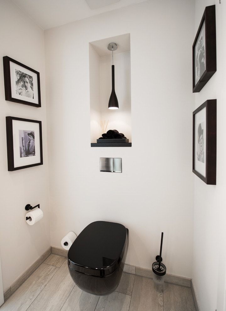 Original design of the bathroom with black decorative elements and wall hung toilet
